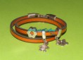 Pulsera dos vueltas cuero plano y adornos de zamak. ref. P002 